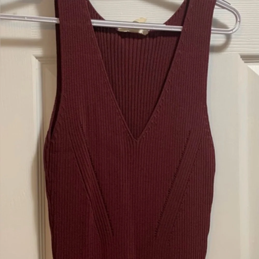 MICHAEL KORS SLEEVELESS V-NECK RIBBED SWEATER DRESS SIZE M Burgundy - Picture 2 of 5